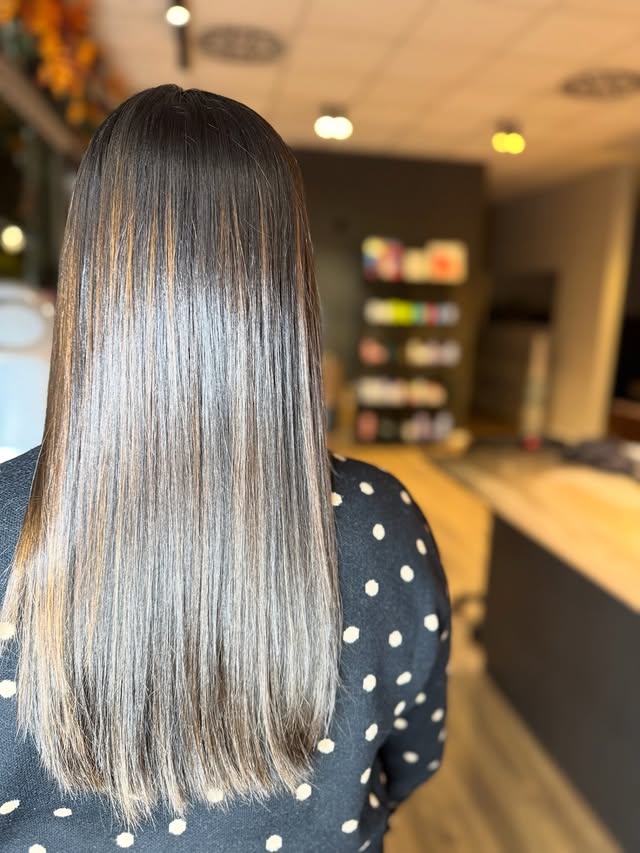 Transformación de cabello largo con mechas natural